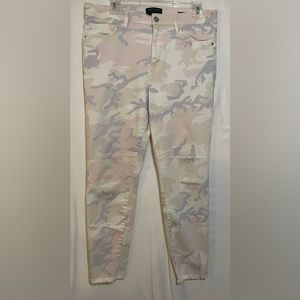 Sanctuary Neutral Camo Ankle Skinny Jeans w/ Fray Hem. Size 32